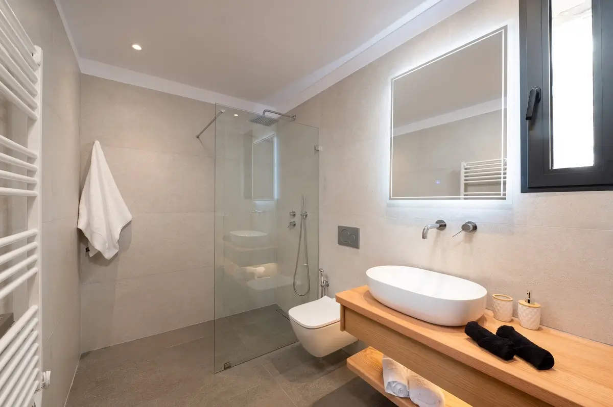 Large bathroom showcasing all the amenities