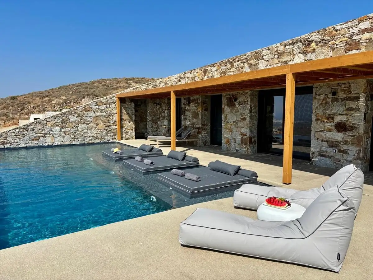 Person dining in the edge of the pool