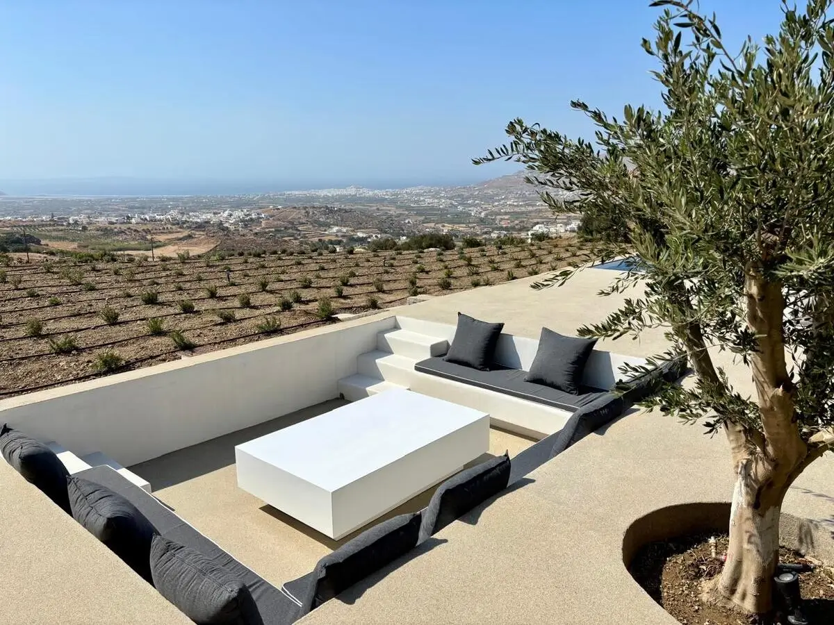 Villa greenery and space for gatherings